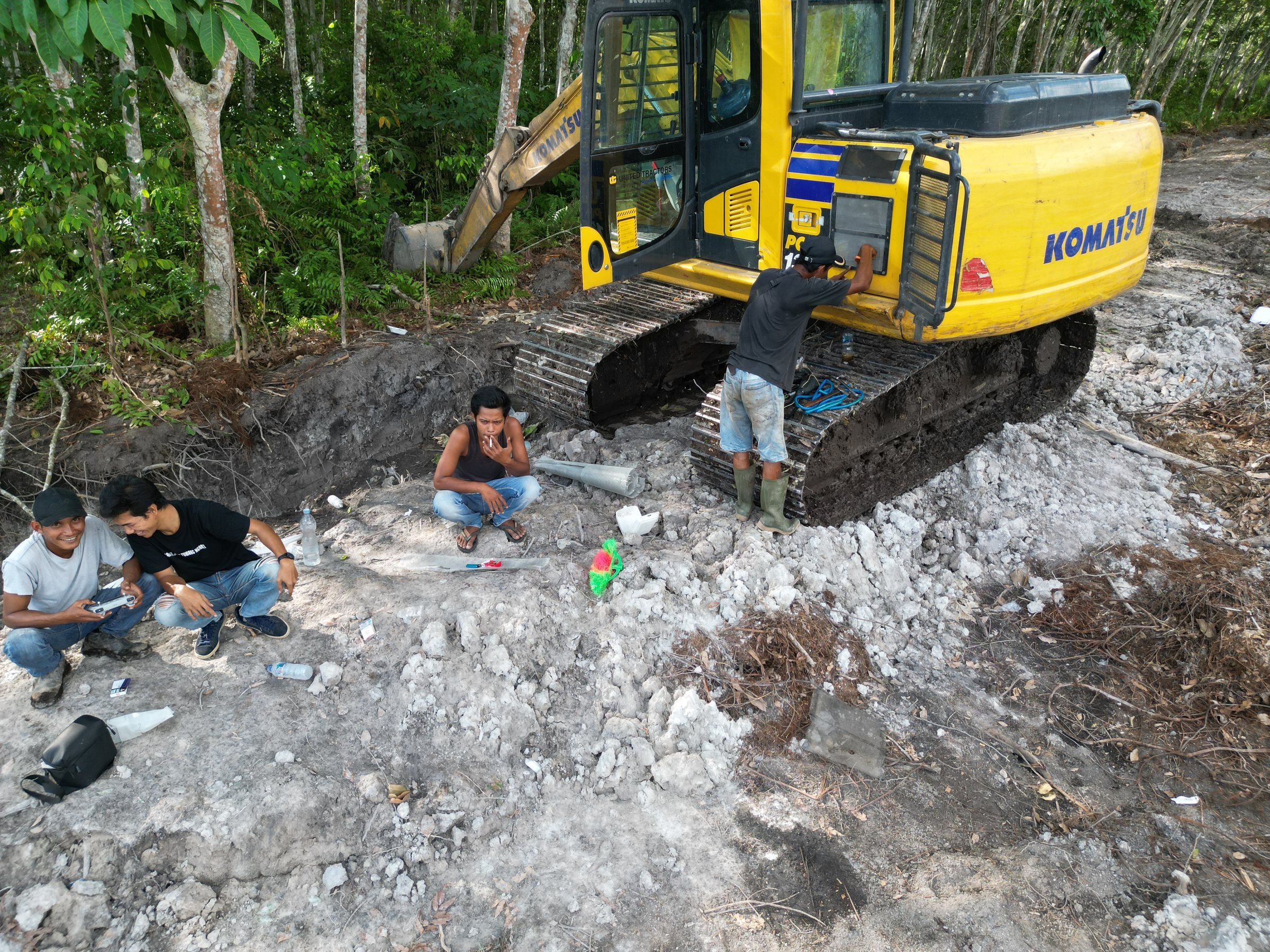 Excavator Komatsu PC135 dan kru Medha Karya di lokasi kerja