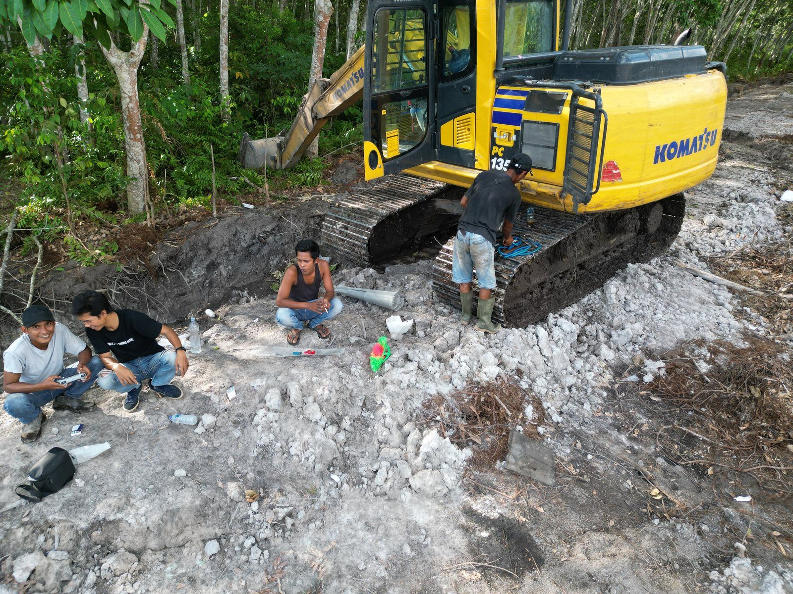 Kru Medha Karya di samping excavator Komatsu PC135 di lokasi kerja